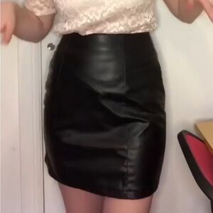 🦋 Black Faux Leather Mini Skirt Size Small
